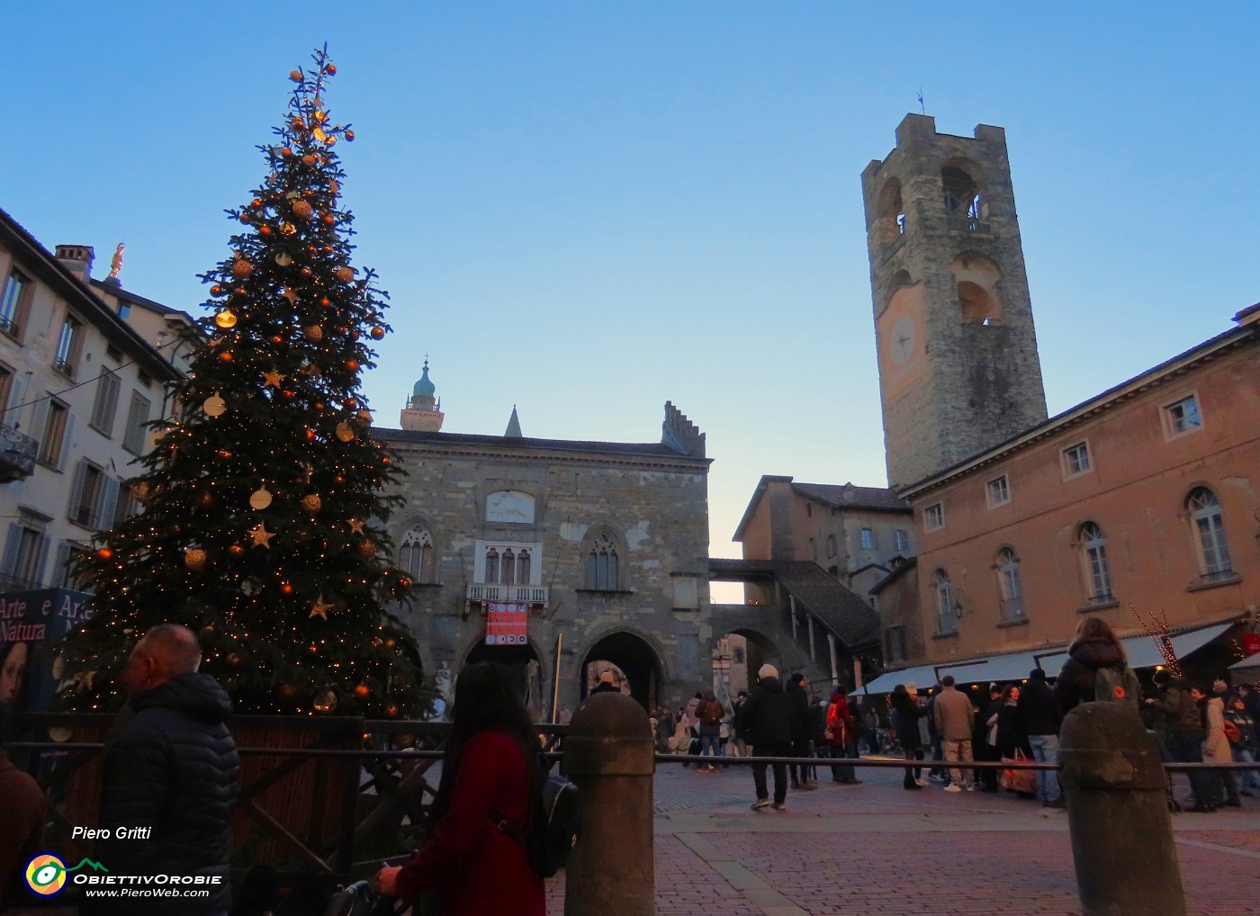 41 Dalla Rocca andiamo in Piazza Vecchia.JPG